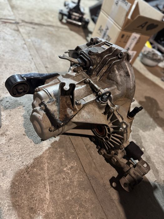 Продам двигатель гранта 8 клп коробка 3 болт 2013 г