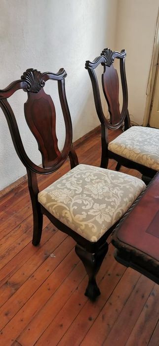 Трапезна маса със столове.