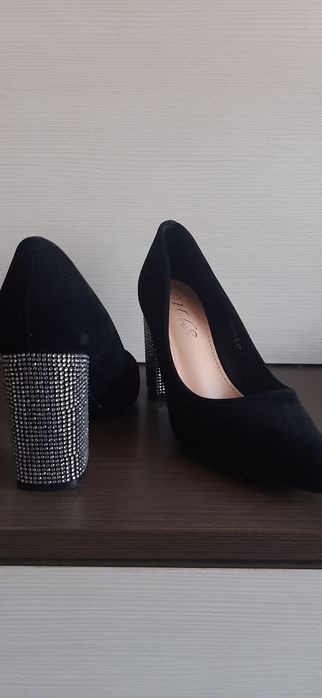 Pantofi cu toc purtați o singură dată