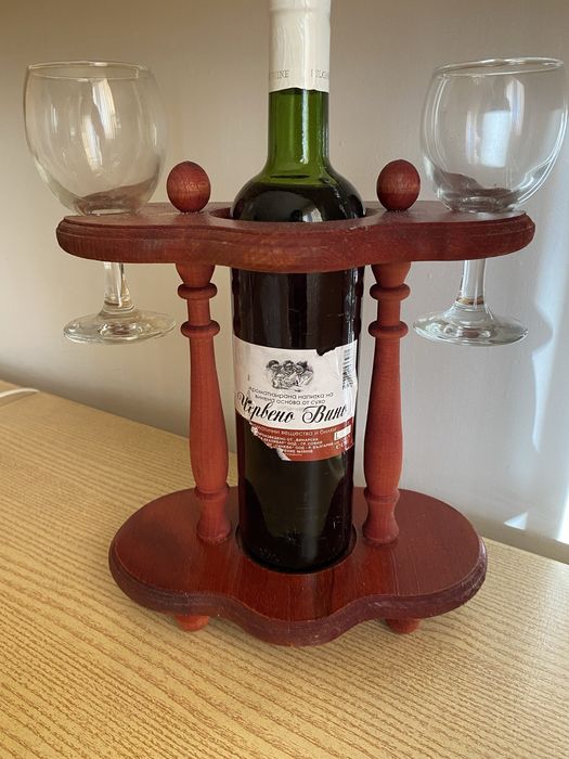 Поставка за вино с чаши