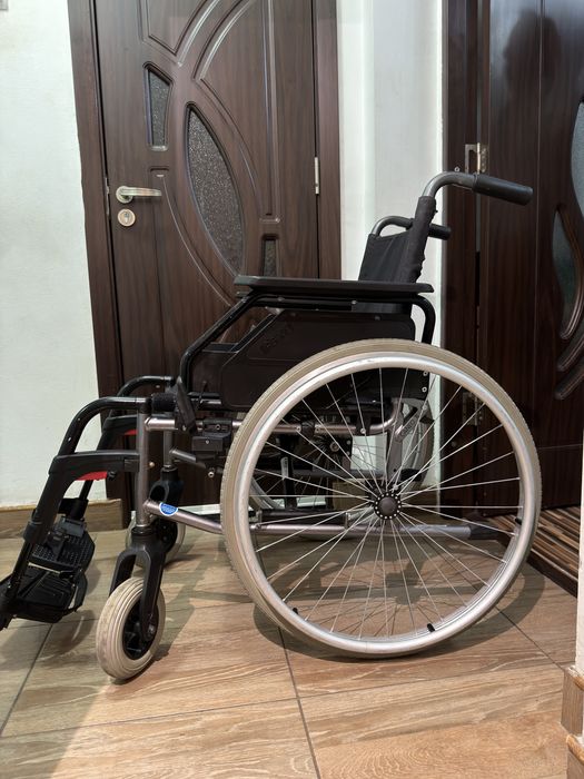 Scaun cu rotile pliabil batrani dizabilitati