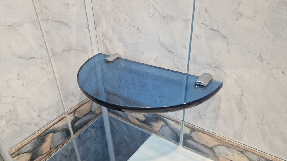 Стъклен син параван за баня и три полици