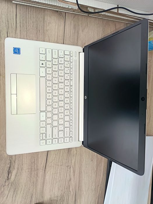 Ноутбук сотилади