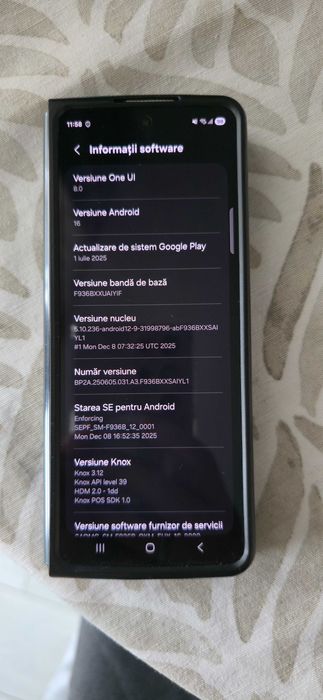 Vând un Samsung Galaxy Fold 4 verde cu 512 GB spațiu de stocare.