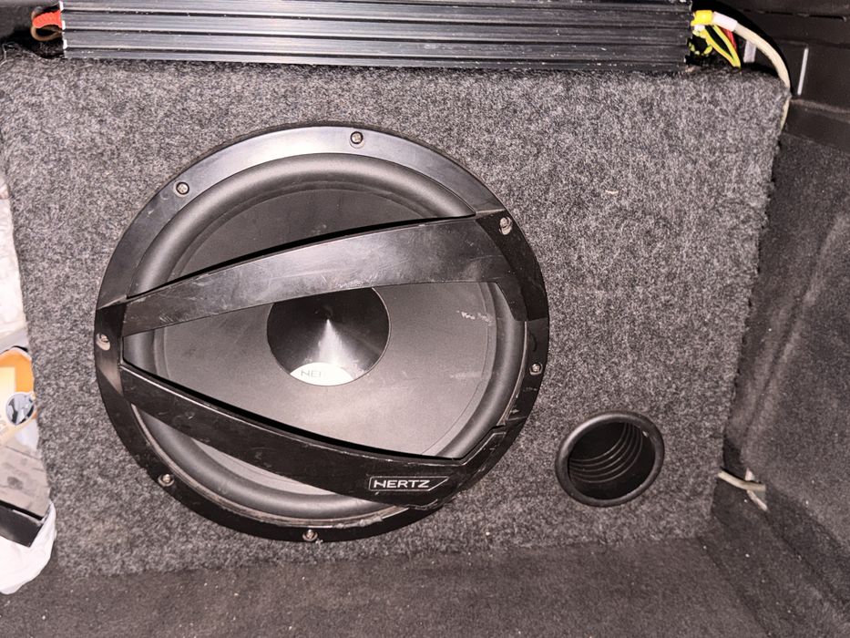 Vând subwoofer auto Hertz