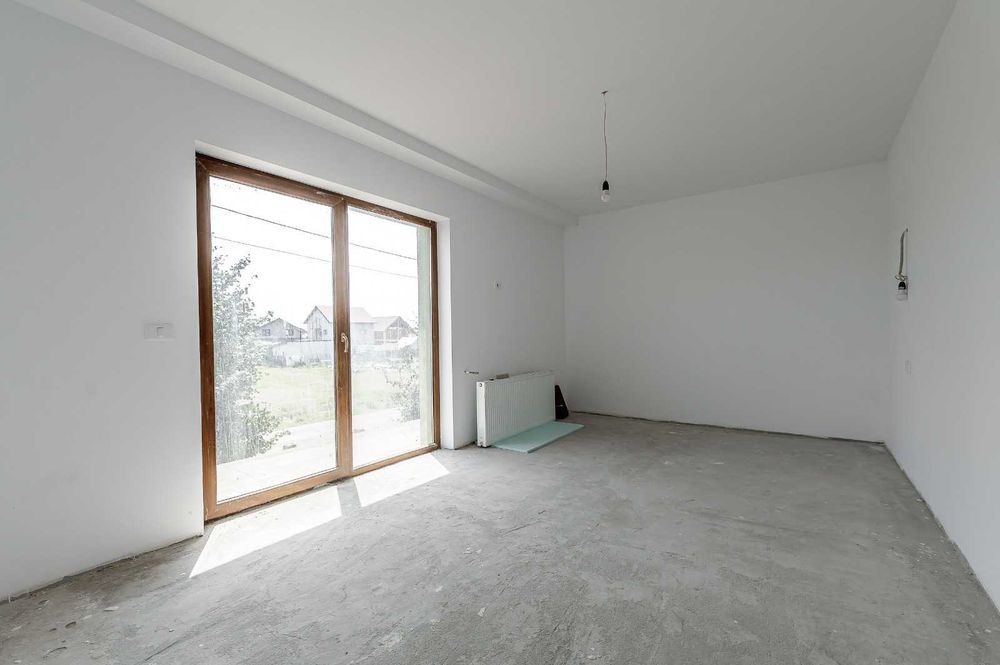 Vand Casă spațioasă în Curtici, 4 dormitoare, 3 bai, 2 terase si garaj