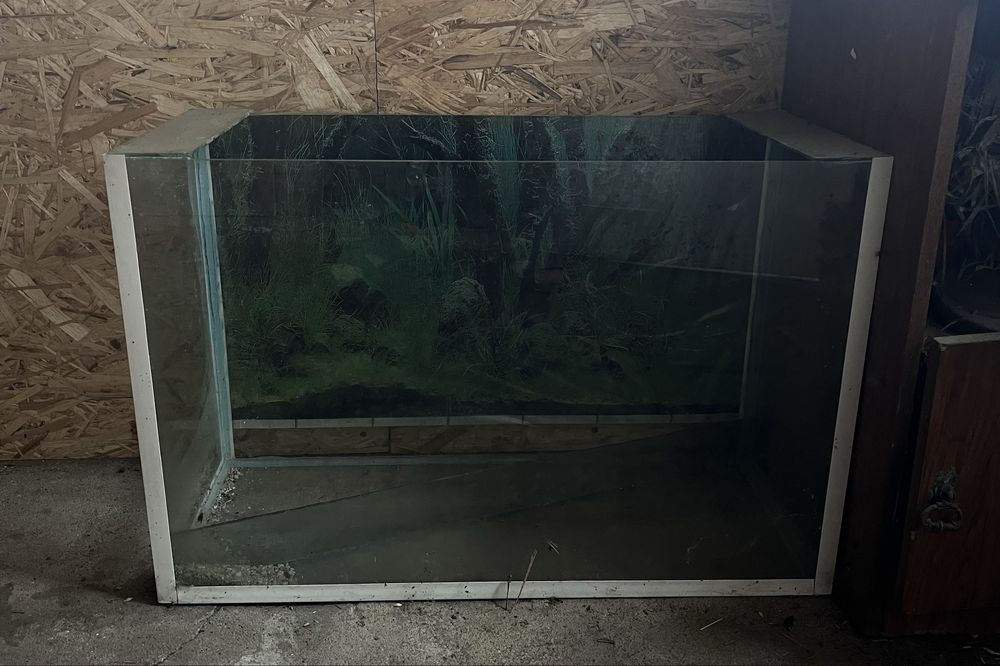 Продам Аквариум средний