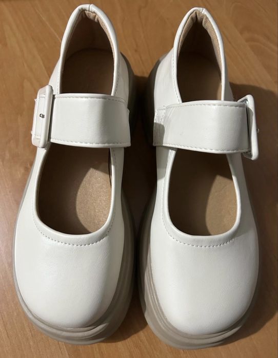 Бежевые новые туфли