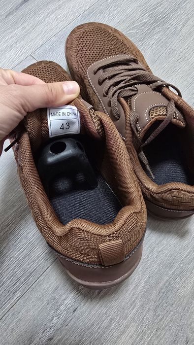 Продам мужские кроссовки 43 размера