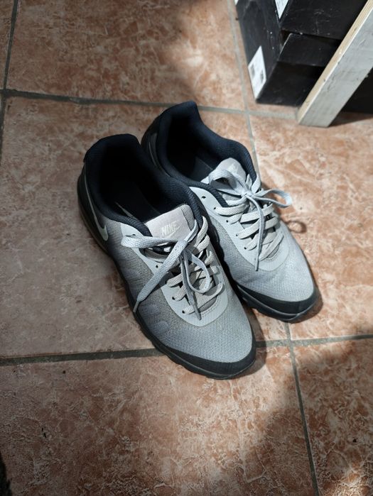 Vând Air max invigor