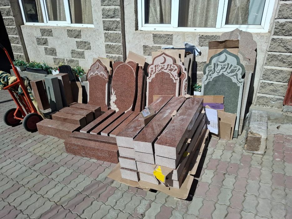 Памятники, Ескерткіш