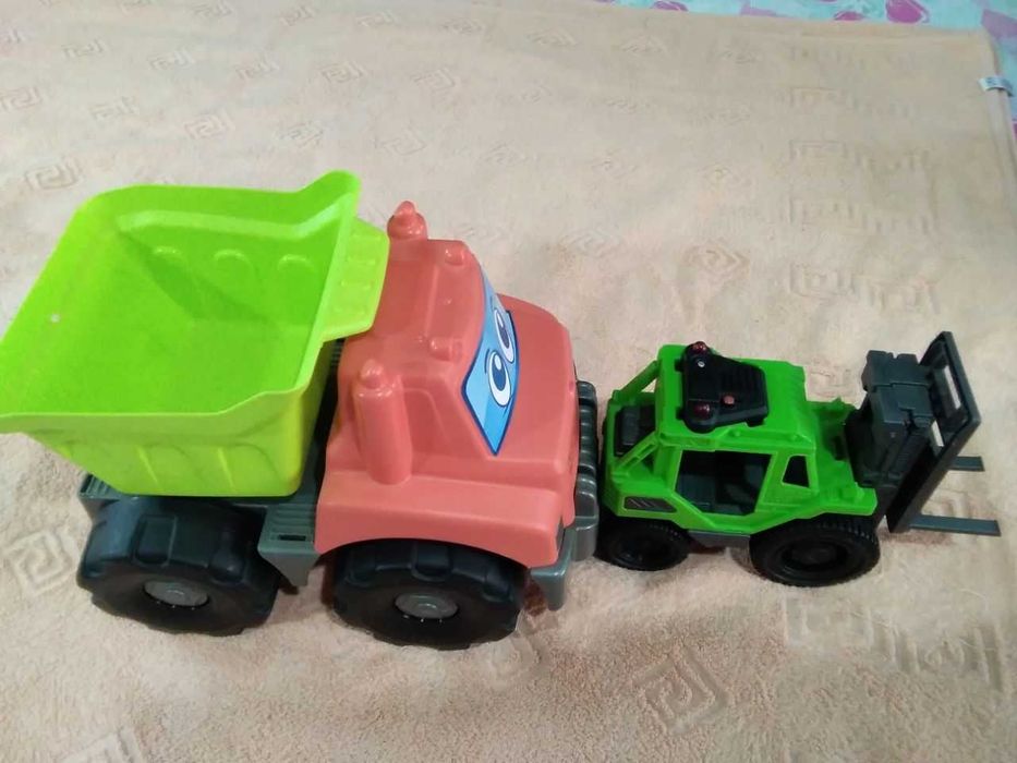 Детские машины,самосвалы,крупные игрушки, б/у