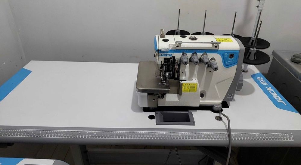 Швейная машинка Оверлог jack E4s