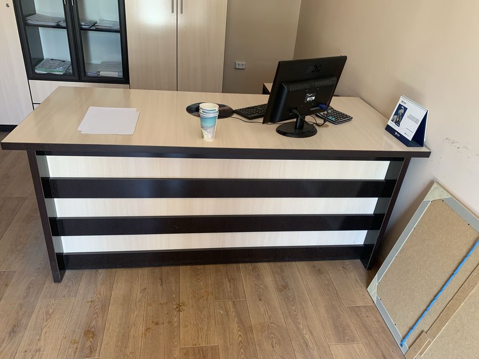 Офис учун мебел сотилади