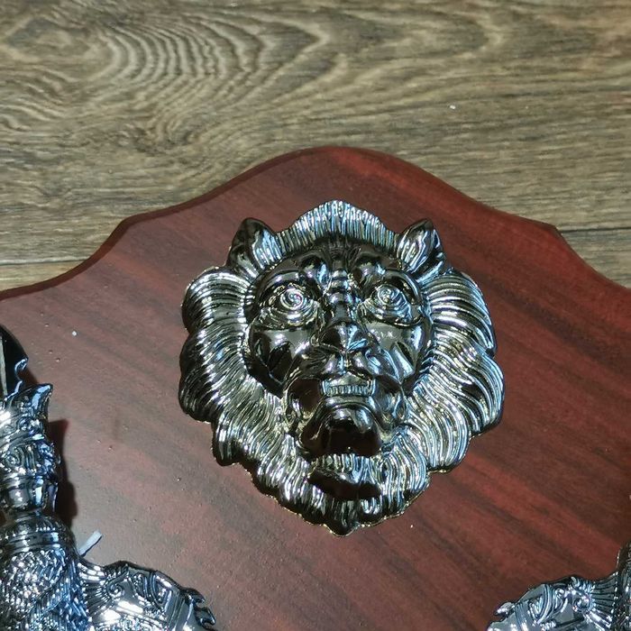 Два броя брадвички с поставка за стена и крепежни елементи