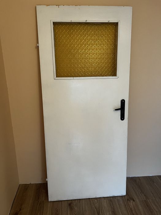 Дървени врати с прозорец