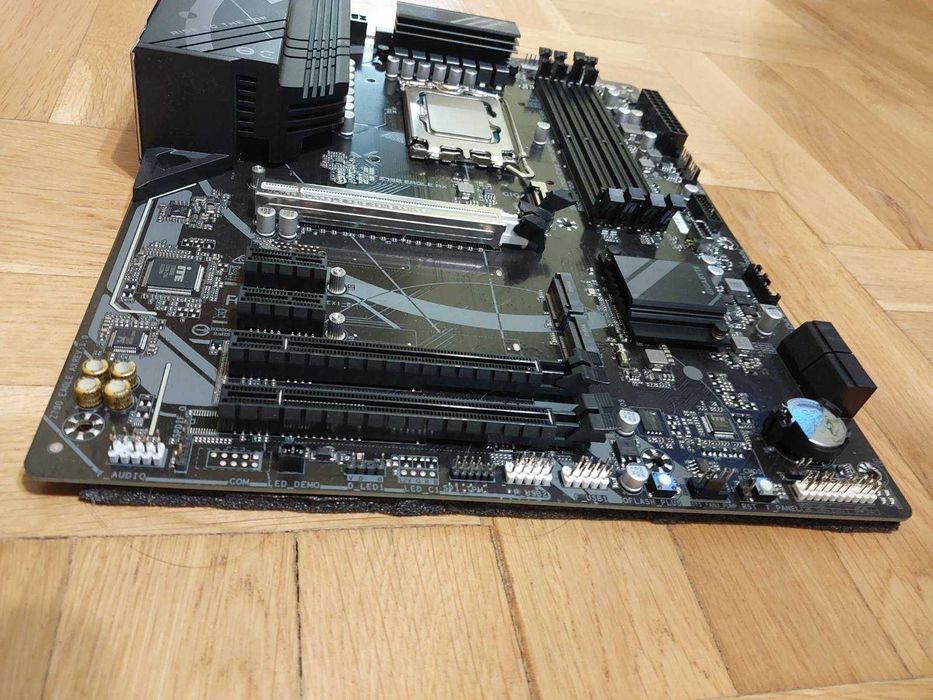 Intel Core i9 13900KF + Gigabyte Z790 Eagle AX Wi-Fi DDR5