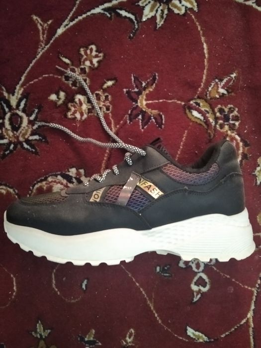 Продам кроссовки