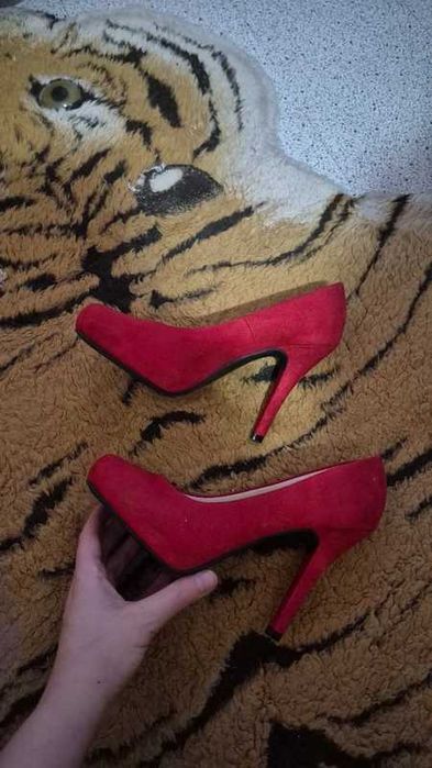 Pantofi roșii cu toc Graceland