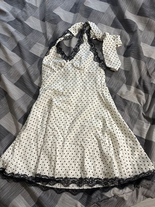 Бяла сатенена рокля с дантела