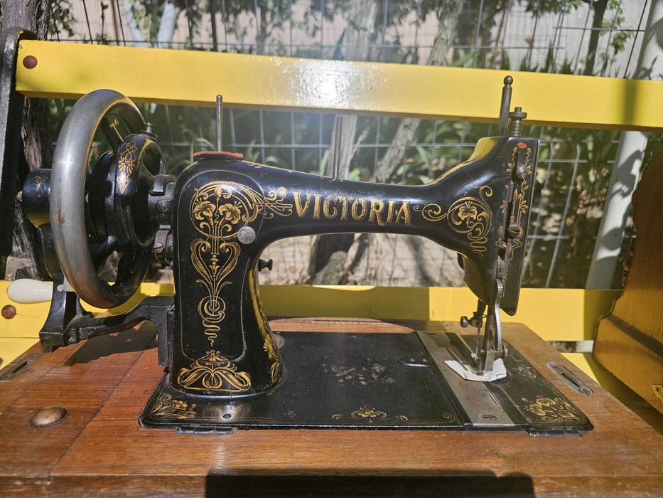 Masina de cusut Victoria antica