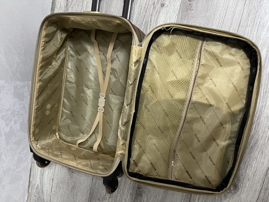 Продам чемодан среднего размера