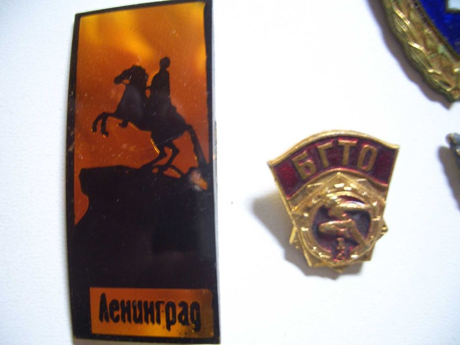 Два набора из бумажных денег и значков