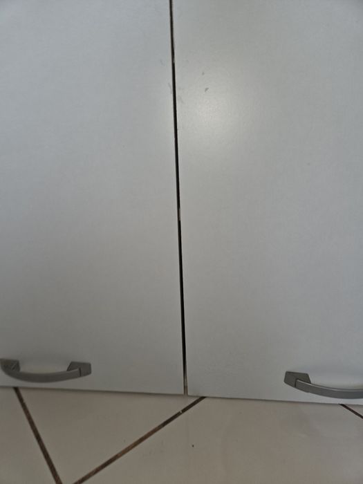 Comodă albă modernă - 4 sertare și dulap - Stare excelentă