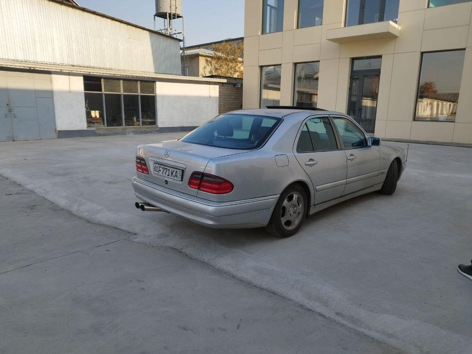 Продаётся автомобиль Мерседес Бенс 210