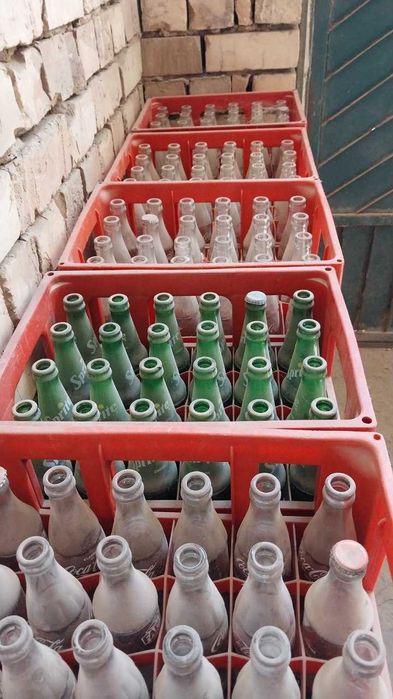 Coca-cola butilkasi yashigi bilan