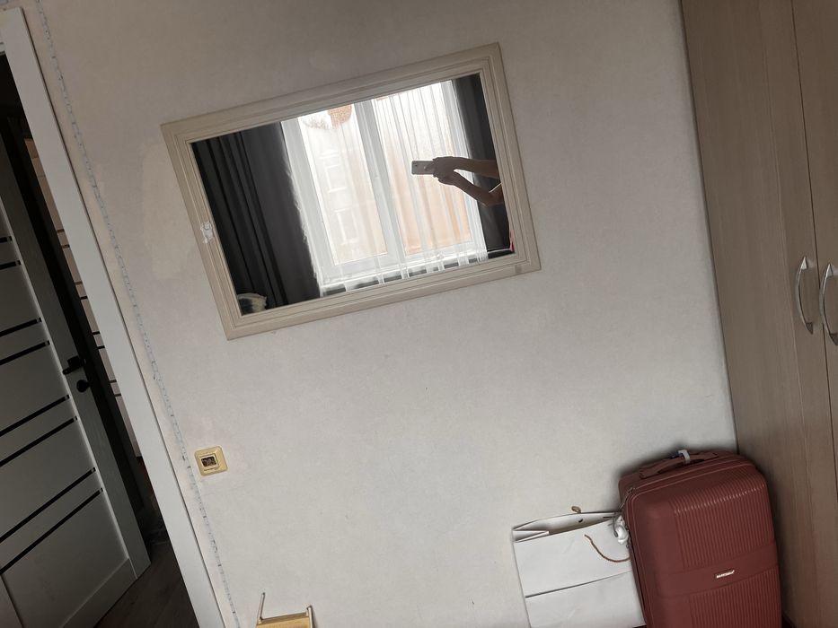 Настенное зеркало