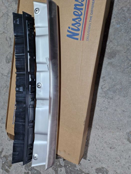 Vand far ,grila radiator VOLVO XC60