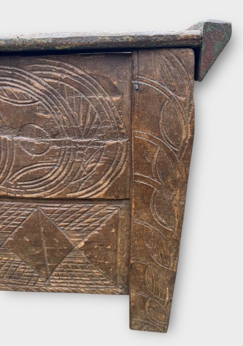 Lada zestre taraneasca decoratiuni caroiaje si romburi