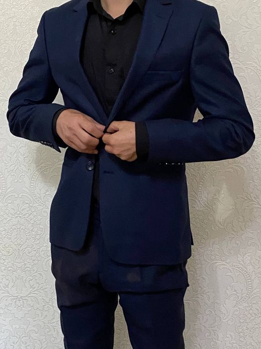 Мужской костюм продаётся