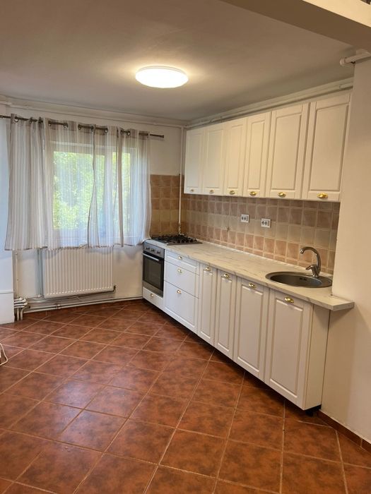 Inchiriez apartament 3 camere