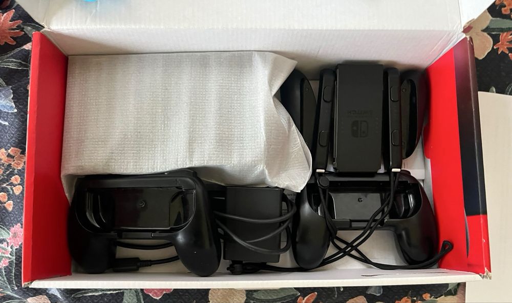Nintendo switch + 13 jocuri + volan si accesorii