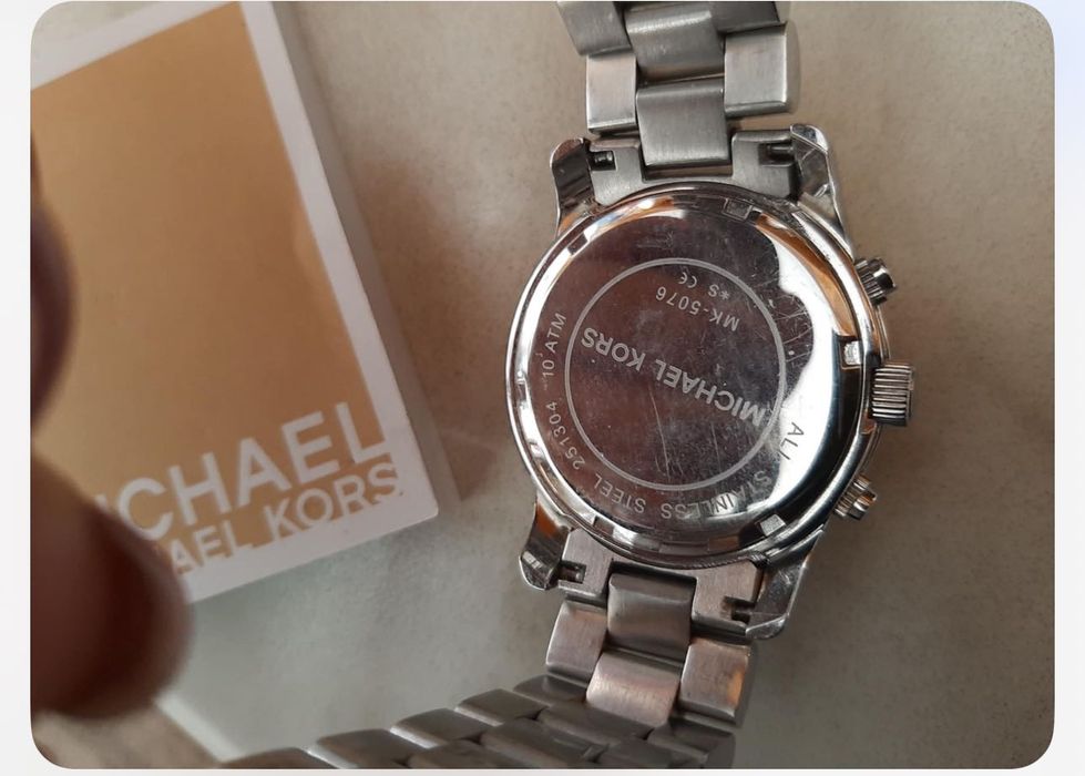 Два броя часовници Michael Kors