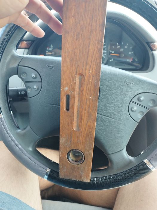 Nivela veche din lemn in stare buna