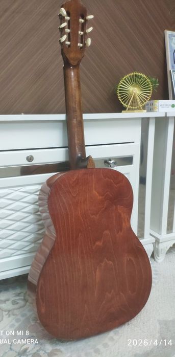 Дорогостоящая гитара фирмы КREMONA в хорошем состояний