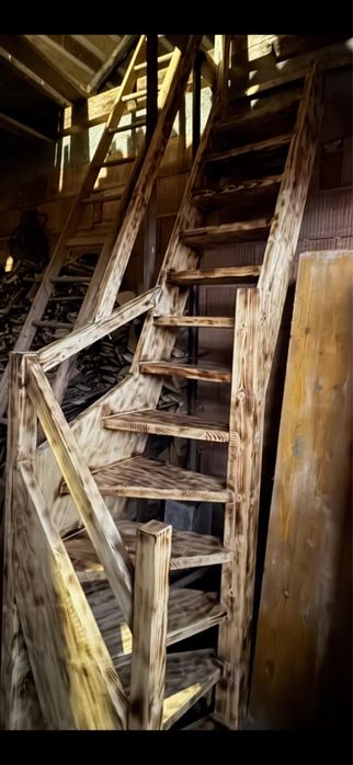 Scara lemn lucrata manual pentru pod mansarda
