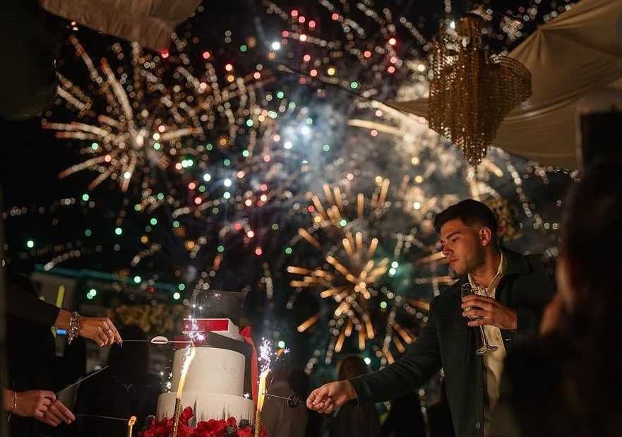DJ, sunet, lumini, scenă, ecrane led, fum greu, fumigene, vulcani, artificii zi/noapte, baloane săpun etc.