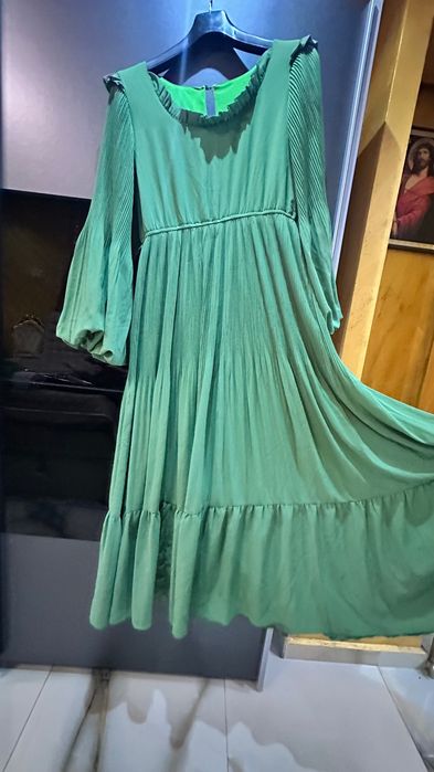 Зелена ефекна пролетна рокля