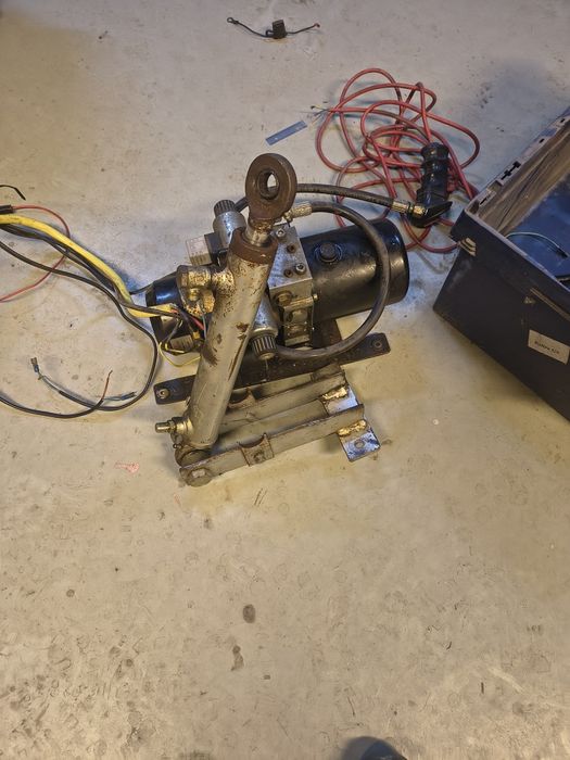 Vând pompa basculare 12 v