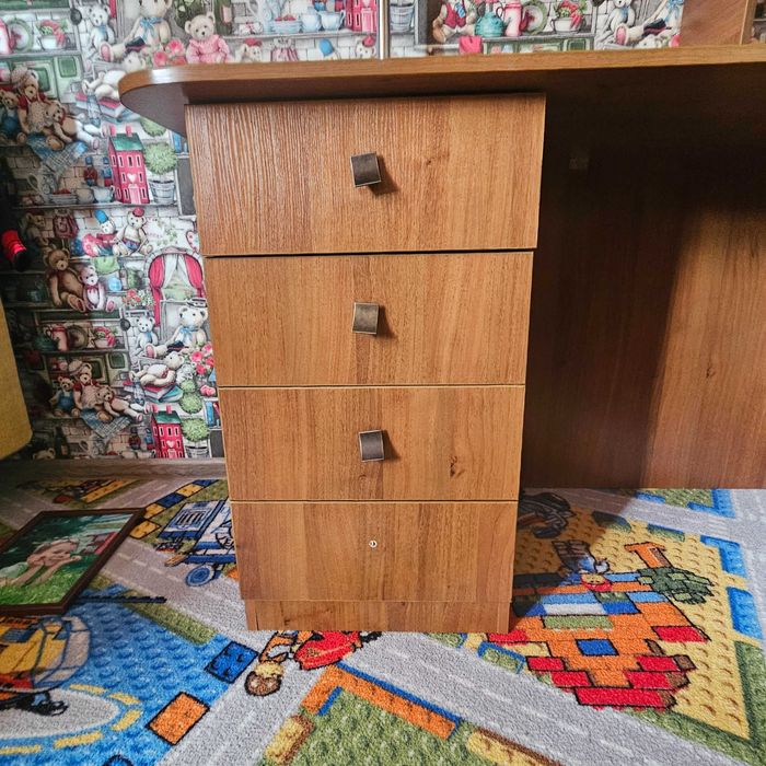 Стол письменный с полками