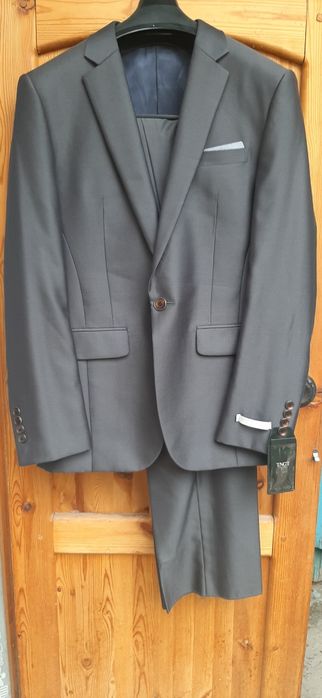 Вечерний костюм продам.