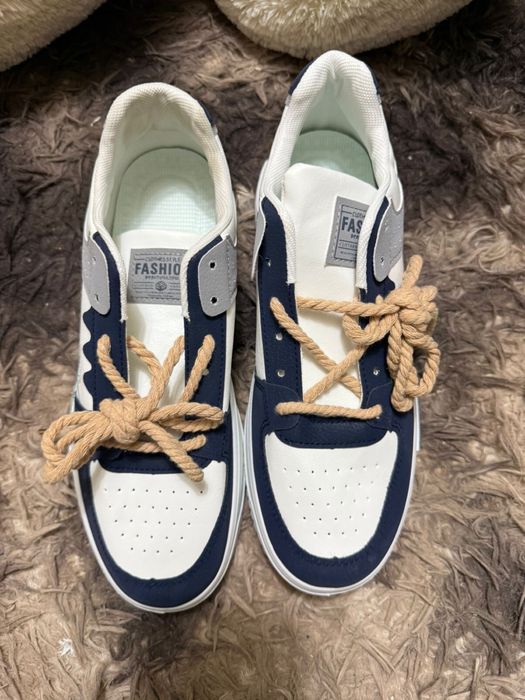 Продам кроссовки примерно 39 размера