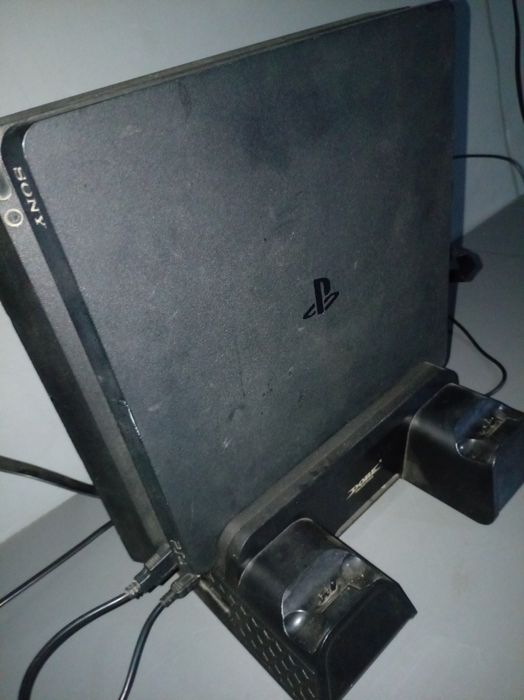 PlayStation 4 sotiladi yahshi holatda