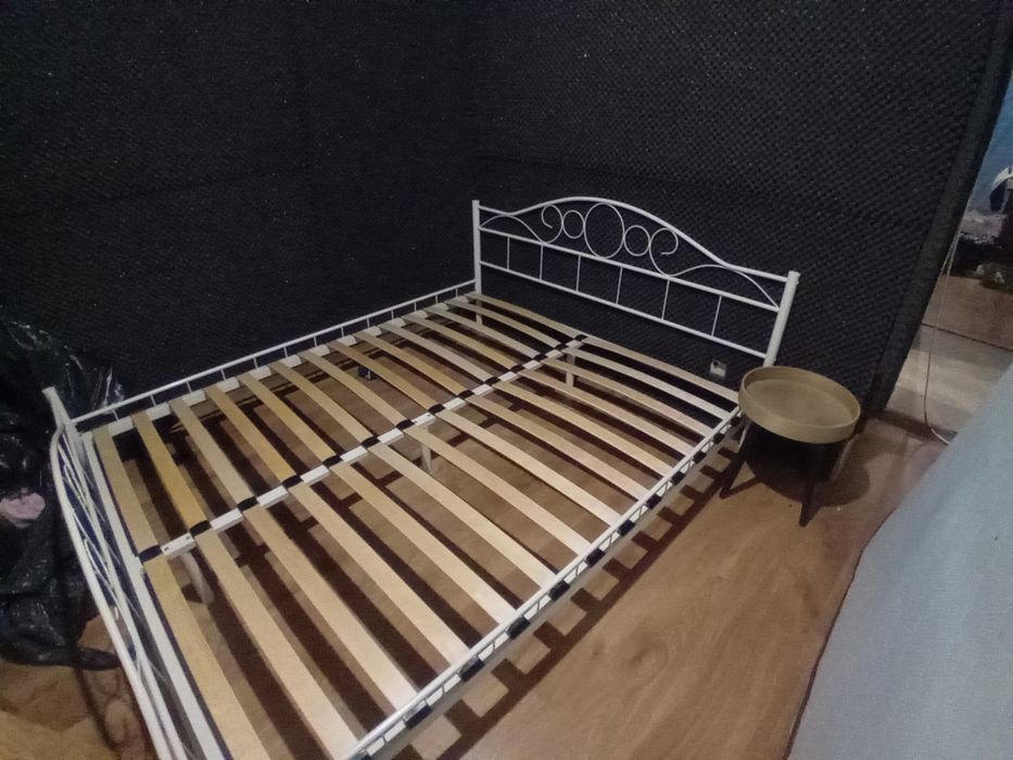 Pat Dublu Alb Metalic Plus Saltea 160x200 - Noptieră Cadou