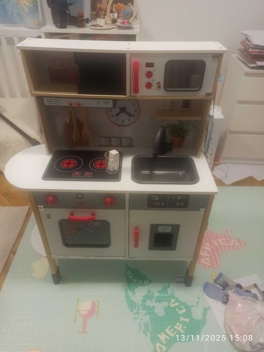 Дървена детска кухня с аксесоари