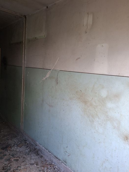 Демонтаж  штукатурки,  обоев, плитки.